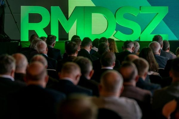 Képviselőink bábuk csupán egy ideológiai harcban?