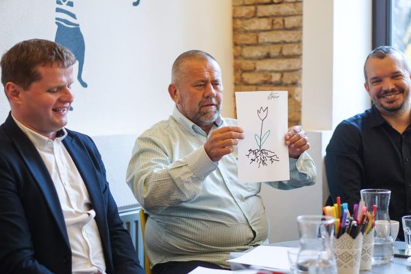 A fekete, az esernyő, és a kiegyenesedő tulipán