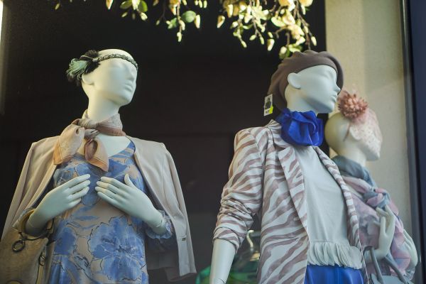 Szégyen kétszer felvenni egy ruhát? Hova jutottunk?