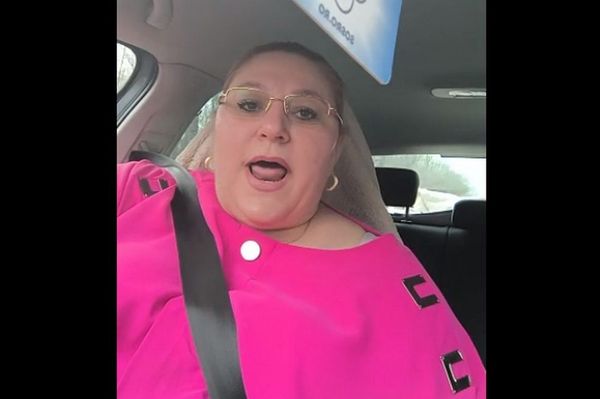 Megbüntették Şoşoacă-t, bevonták a jogsiját