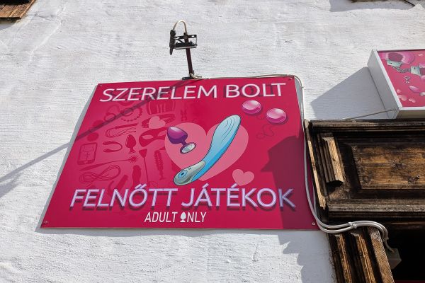 Mutatjuk, mit vesznek a székelyek a szexshopból. Worth every inch!