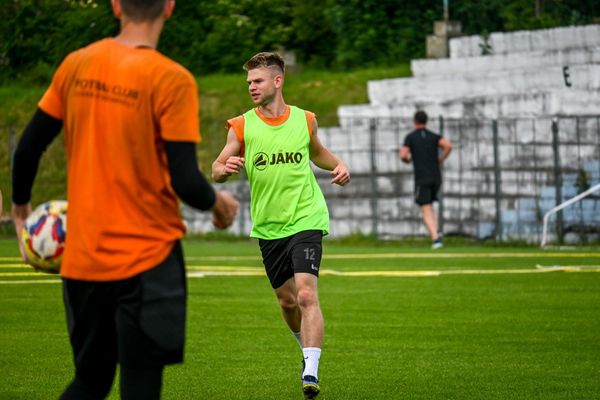 Románok és székelyek, testvérek az öltözőben – s búcsúznak a Szőke Villámtól