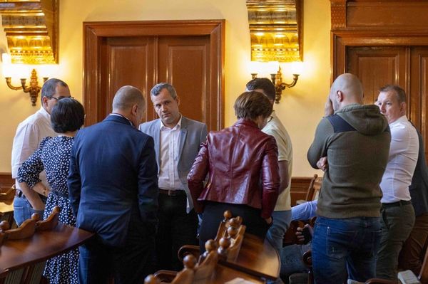 Hatalmas show-t nyomtak le búcsúzóul a tanácsosok