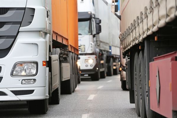 Kamionstop van országszerte a hőség miatt