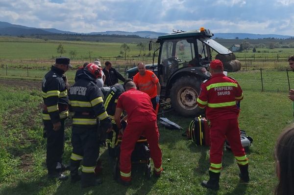 Traktor alá szorult egy férfi