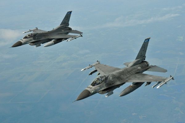 Ukrán F-16-os pilótákat fog kiképezni Románia