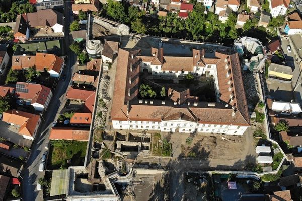 Forgalomkorlátozással indul a péntek a Tompa László utcában