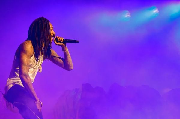 Őrizetbe vették Wiz Khalifát, fellépés közben rágyújtott egy marihuánás cigarettára