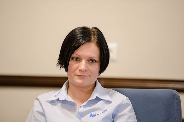 A telefon innenső végén is ember áll