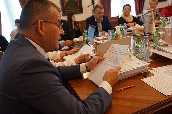 Fizetésemelés a városházán