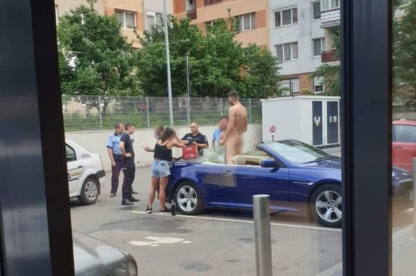 Felállt a hátsó ülésre és letolta a gatyáját
