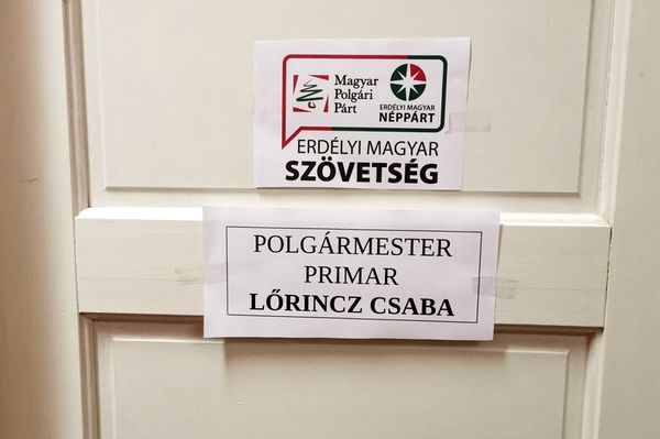 Kinek a neve kerül fel a polgármesteri ajtóra?