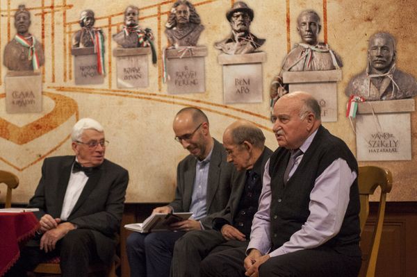 Helikopterek, terroristák – az első szabad éjféli mise rémei