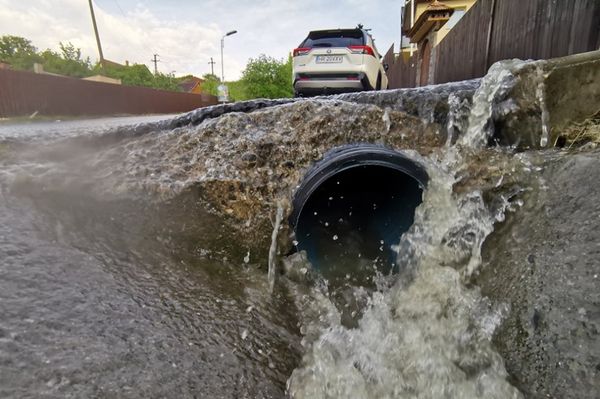 Több pincét árasztott el a víz Udvarhelyen (videó)