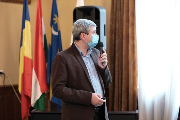 Jogerős: a magyar zászlónak mennie kell a városházából