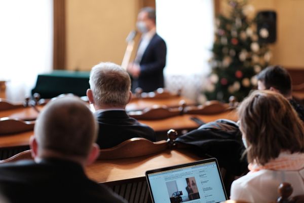 Pénzt kap a város karácsonyra