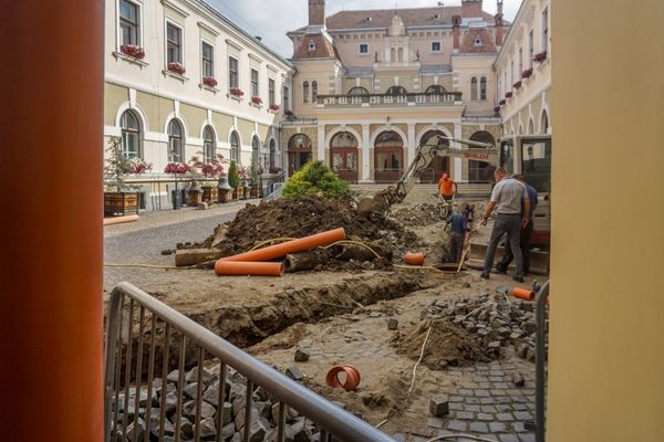 Ezért ásnak a hivatal udvarán