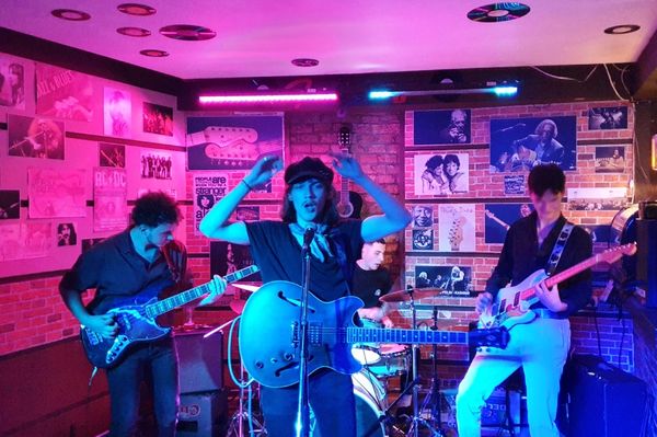 Egyszerre badarság és halálian komoly, úgy csókol, hogy közben döf