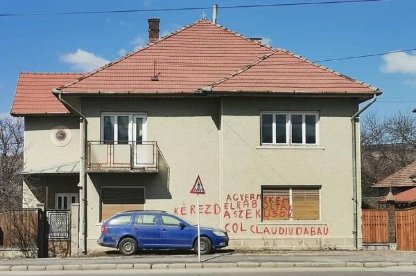 Kiírta a házukra, majd jelentette, hogy elrabolták a gyermekét