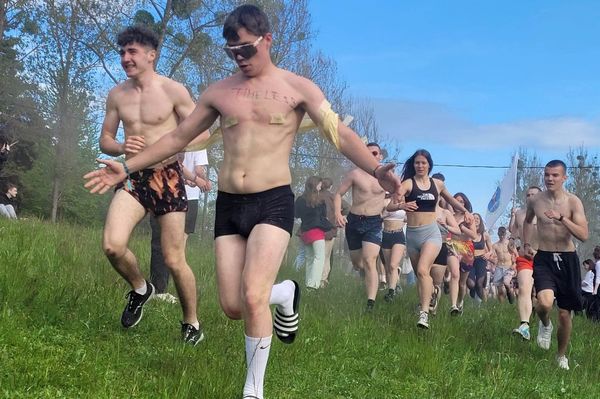 Papucsban és boxerben futották a maratont