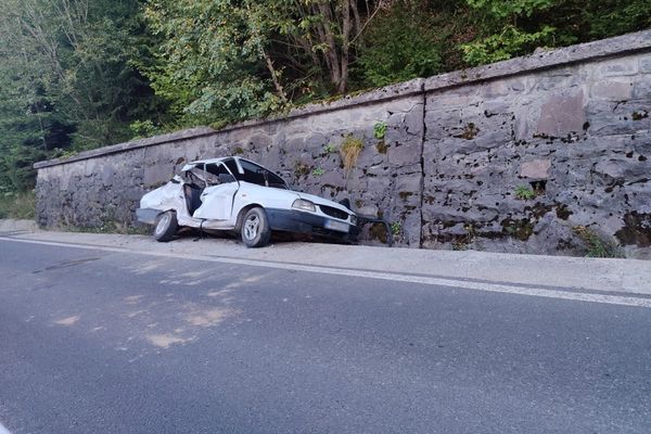 A roncsok közül kellett kimenteniük a sofőrt