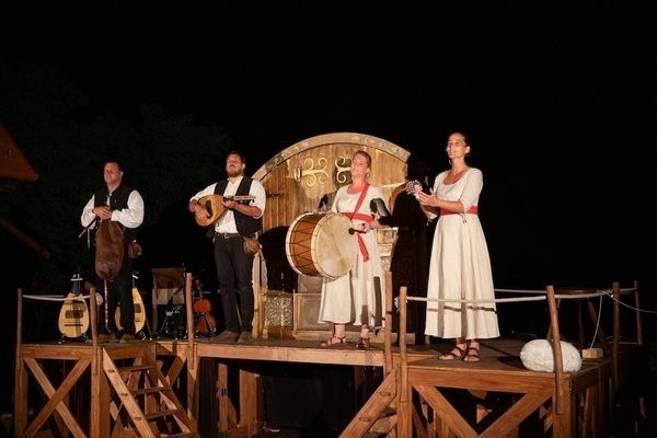 Mese, ének, homokrajz: különleges koncerttel várják az érdeklődőket