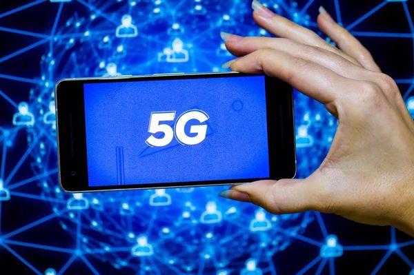A képviselőházon átment az 5G