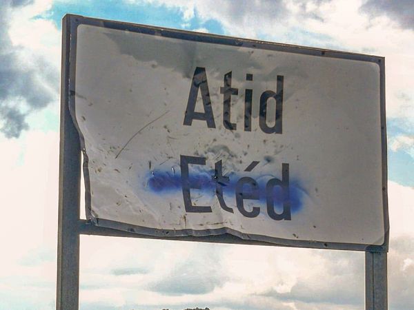Etéden lefestették a magyar feliratot