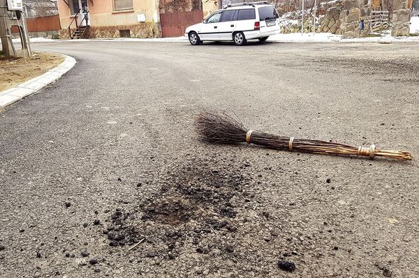 Vesszőseprűvel szedték fel a friss aszfaltot