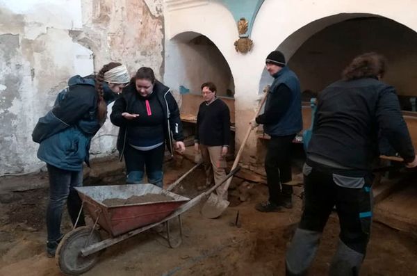 Régészeti feltárás a székelyderzsi templomban