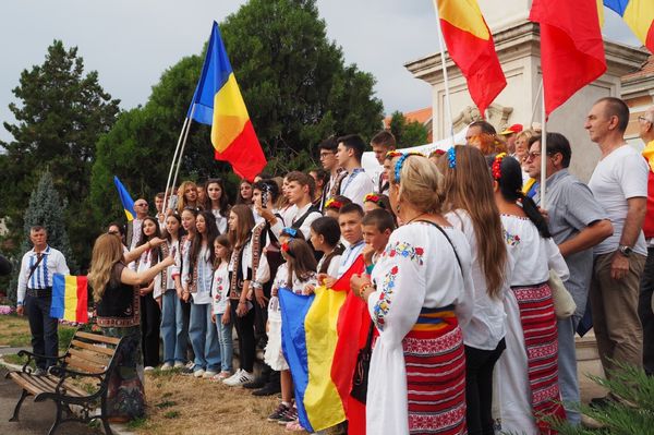 A nap, amelyen piros-sárga-kékbe borult a Kossuth
