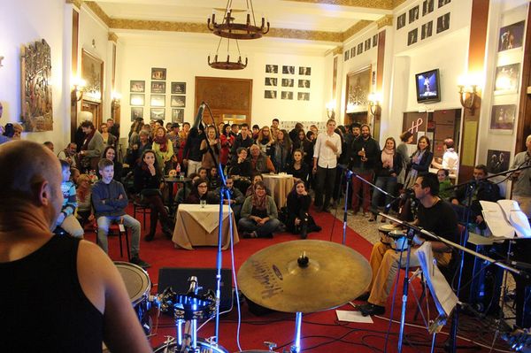 Életmentő koncert a színházban