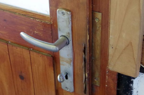 Csellel kiraboltak és bezártak egy idős asszonyt