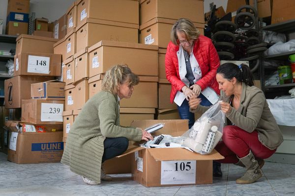 A kórházban derült ki, hogy van egy amerikai nagybácsija. Aki nagynéni