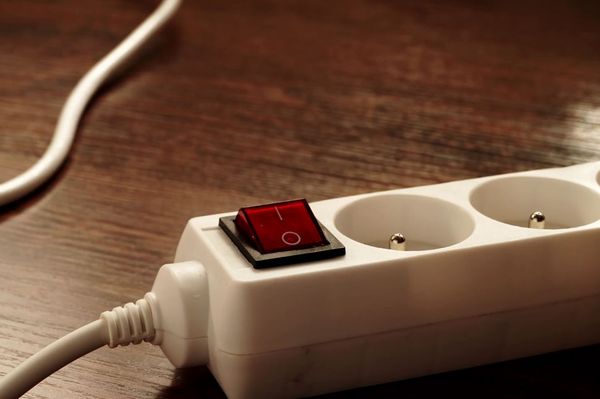 Nálatok van-e villany?