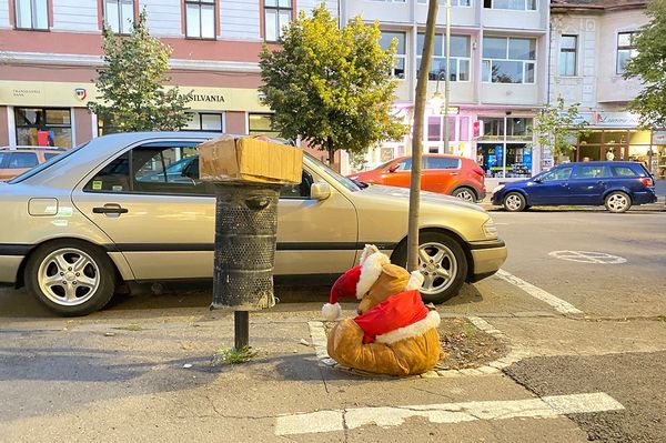 Augusztusi Mikulásnak álcázta magát a mackó a Kossuthban