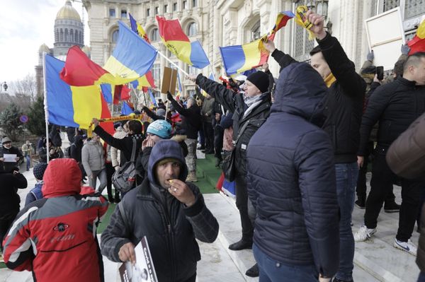 Betörtek a parlament udvarára a Covid-igazolvány ellen tüntetők