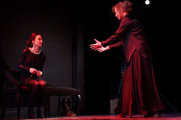 Két nő egymásnak feszülését követhetjük nyomon