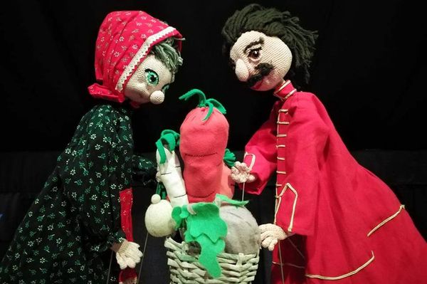 Nagy kanállal eszik a Kőlevest