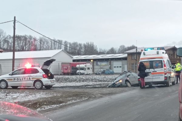 Hídfőnek ütközött autójával, megsérült egy kiskorú utas