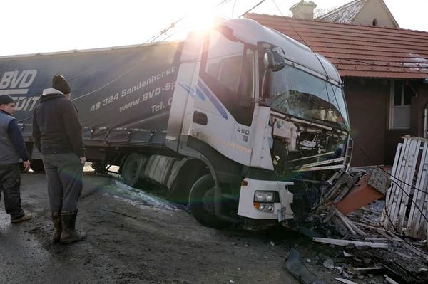 Kamion ment neki egy háznak Kobátfalván