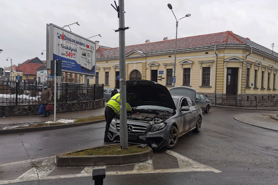 Megkerült a körforgalomban hagyott Merci gazdája