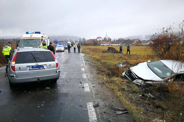 Előzött, majd egy autónak csapódott és lesodródott az útról