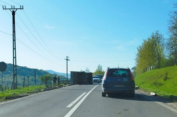 Felborult egy teherautó Székelyudvarhely kijáratánál