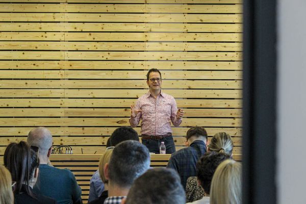 Az árokásóké és masszőröké a jövő?