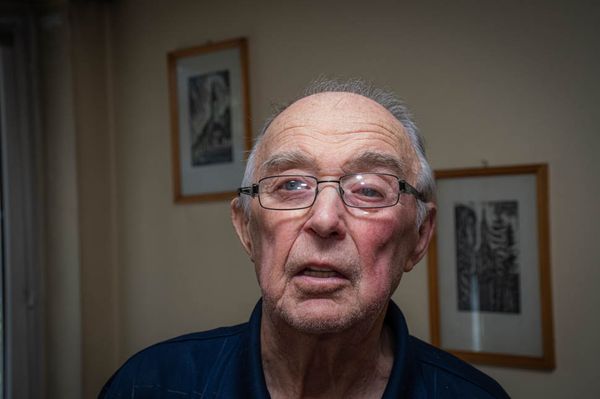 Az úr, akinek kora reggel újságot olvasnak