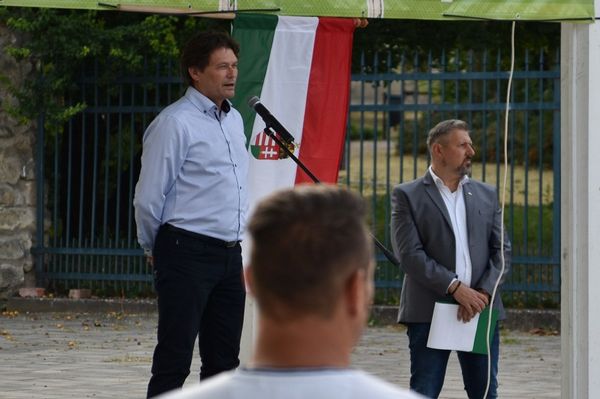 Bartha Barna lemondott, de pártja védelmét élvezi