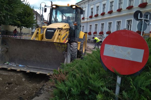 Felforgatják a földet s a forgalmat