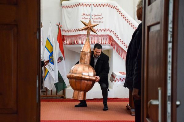 Orvosi maszk is bekerült a bikafalviak új időkapszulájába