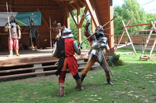 Előbb páncélos, majd motoros sisakot húznak